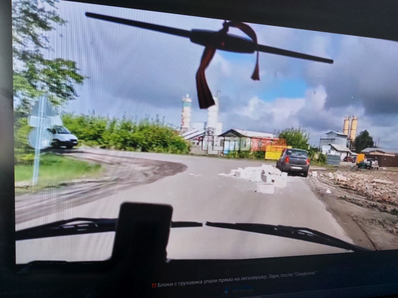 В Пензе монолитные блоки упали из грузовика на легковушку