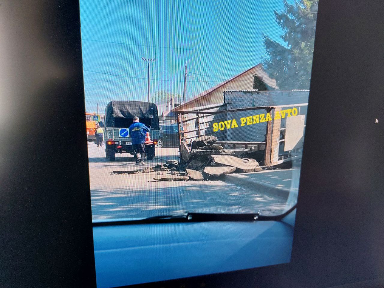 В Пензе на улице Стрельбищенская перекрыли полосу движения из-за сноса остановок