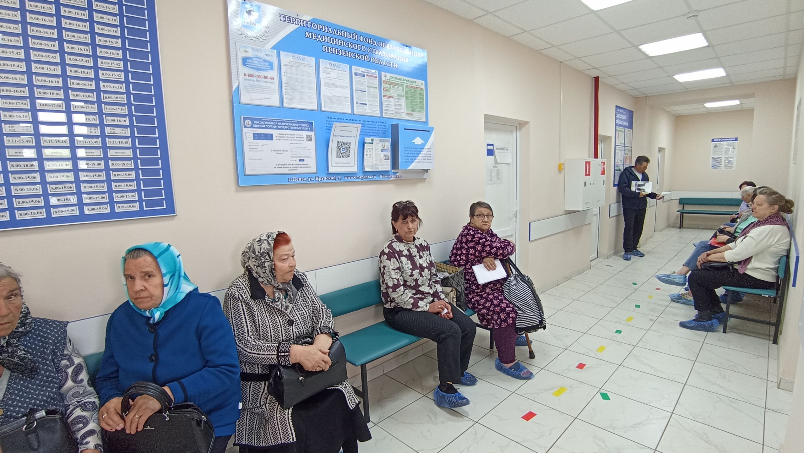 В Земетченской районной больнице пациентов приняли выездные бригады врачей