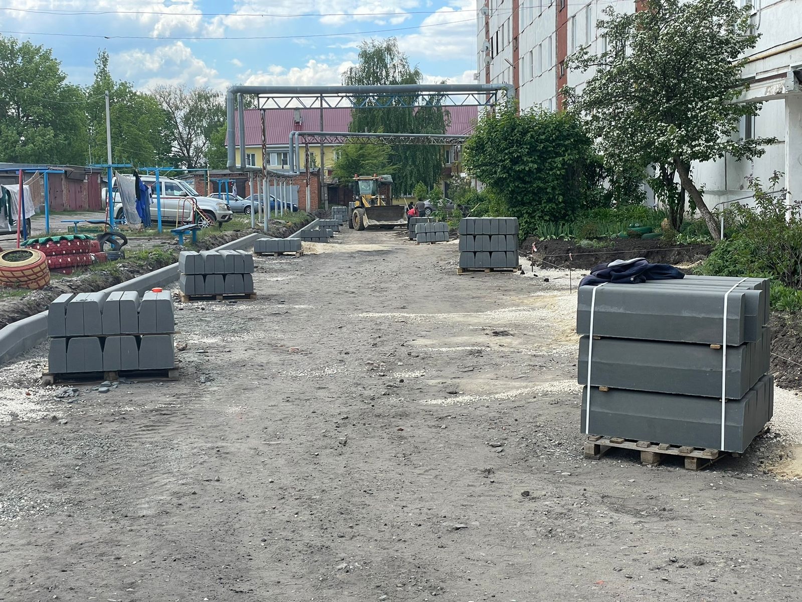 В Сердобске во дворах начали укладывать новые бордюры