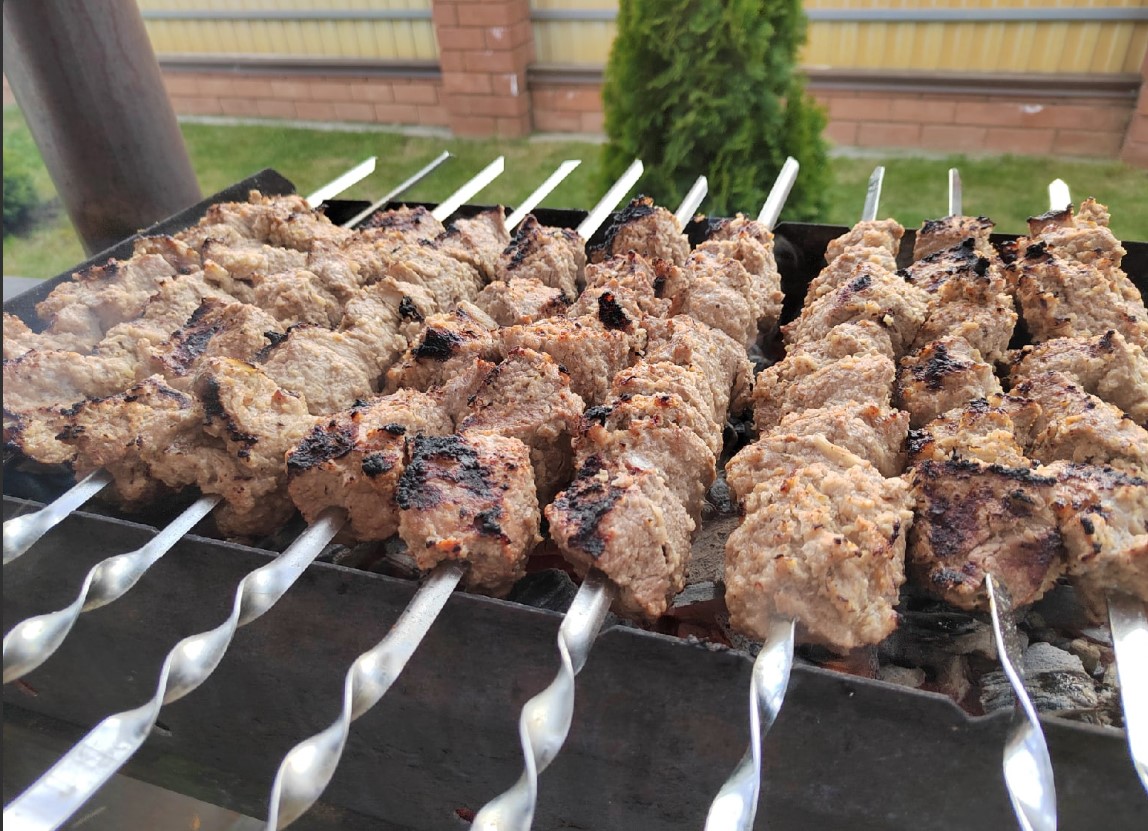 Продажи мяса падают на фоне высокого спроса на продукты для шашлыка