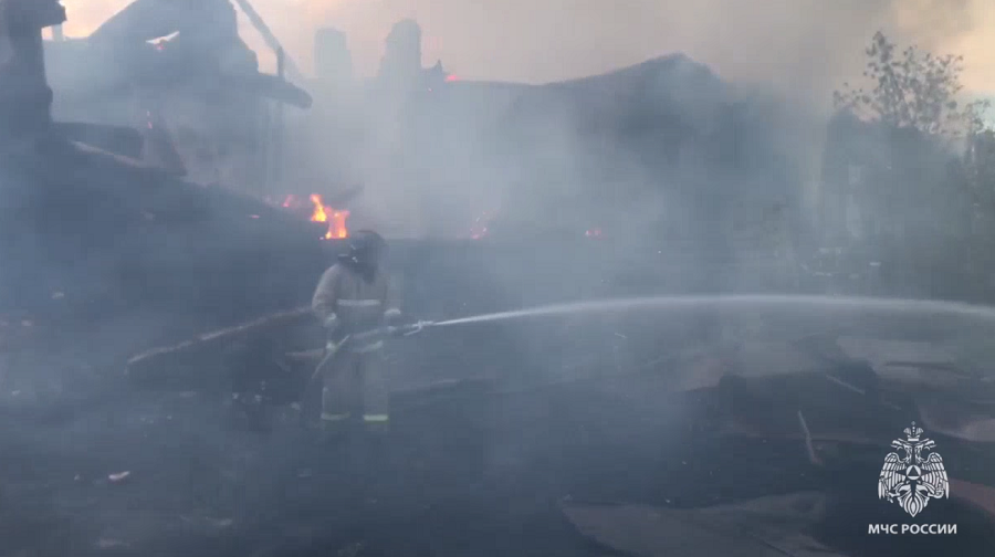 В Сосновоборске сильный пожар уничтожил два дома и едва не перекинулся на третий