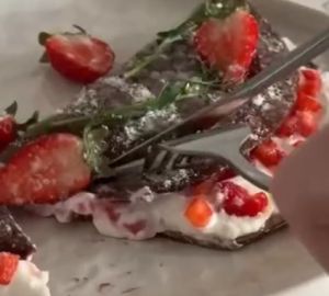 Шоколадный блин из овсяной муки с творогом и клубникой