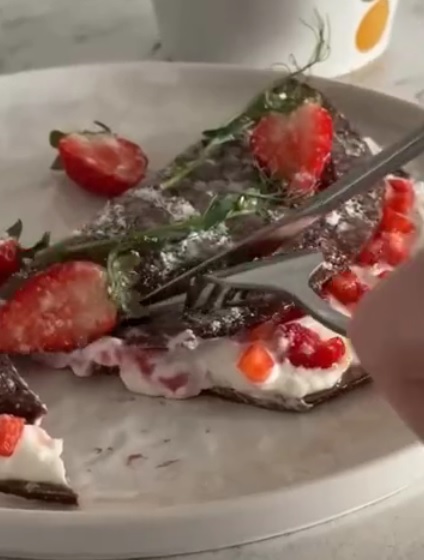 Шоколадный блин из овсяной муки с творогом и клубникой