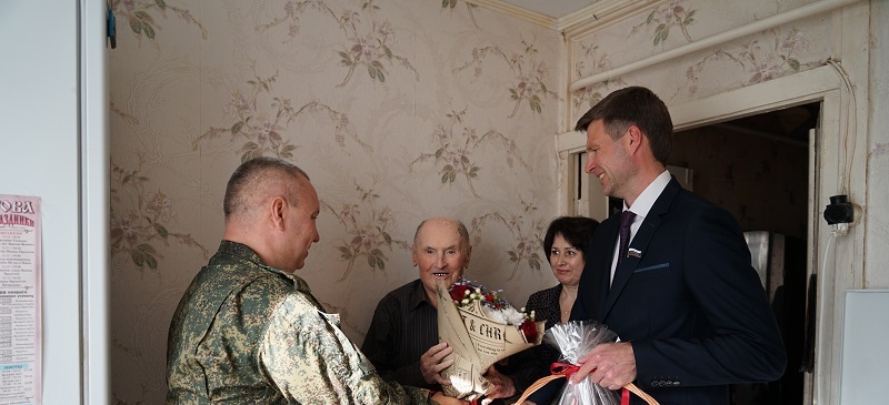 Борис Панин и Алексей Иванов поздравили ветерана ВОВ