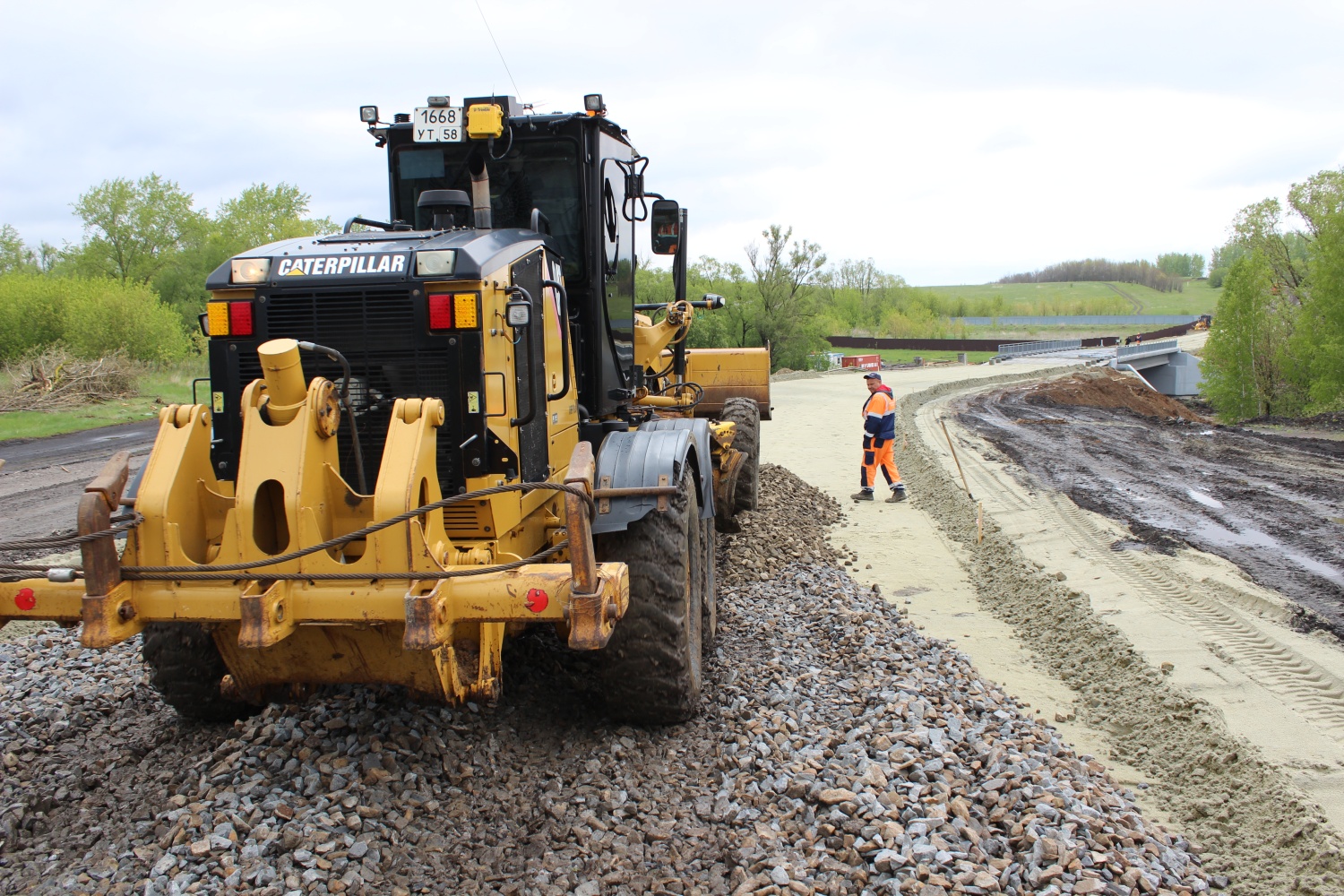 В Спасском районе устраивают основание подходов к мосту через ручей Безымянный