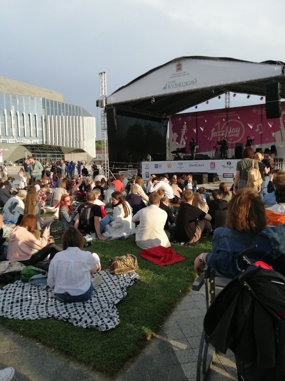 В Пензе укладывают зеленый газон к фестивалю «Джаз Май»