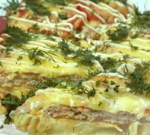 Стейки из капусты с курицей и грибами