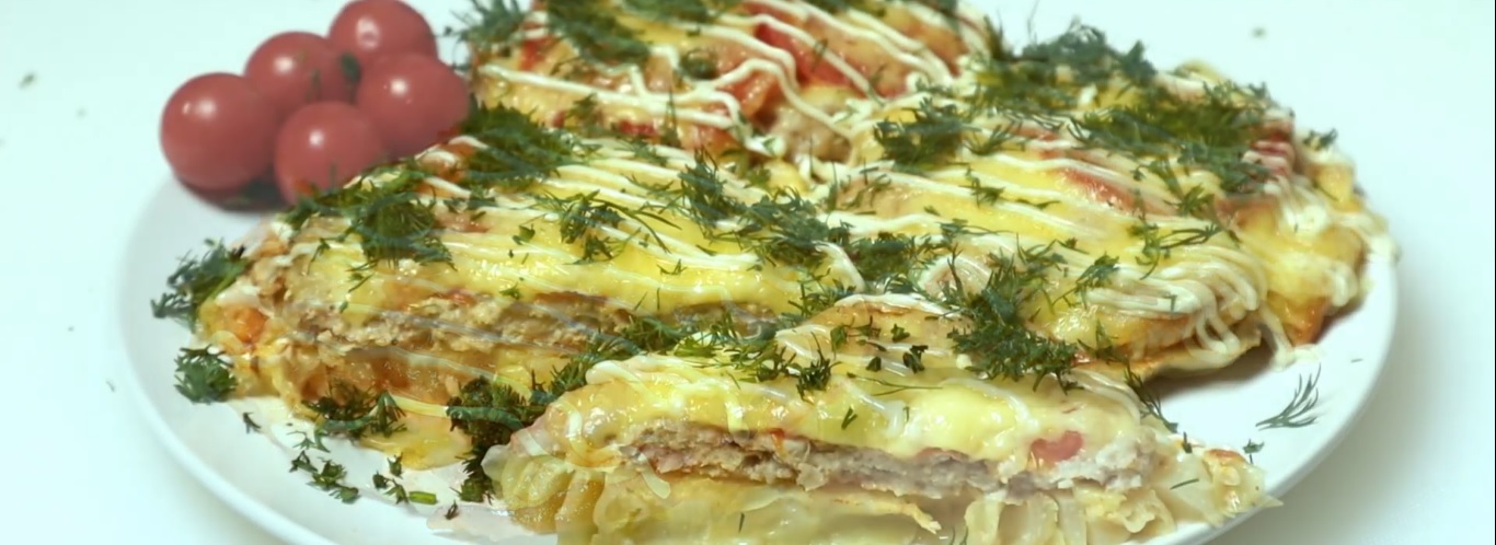 Стейки из капусты с курицей и грибами