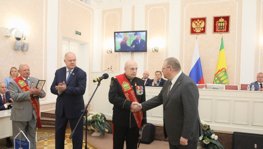 Уроженцу Кузнецка вручили регалии Почетного гражданина Пензенской области