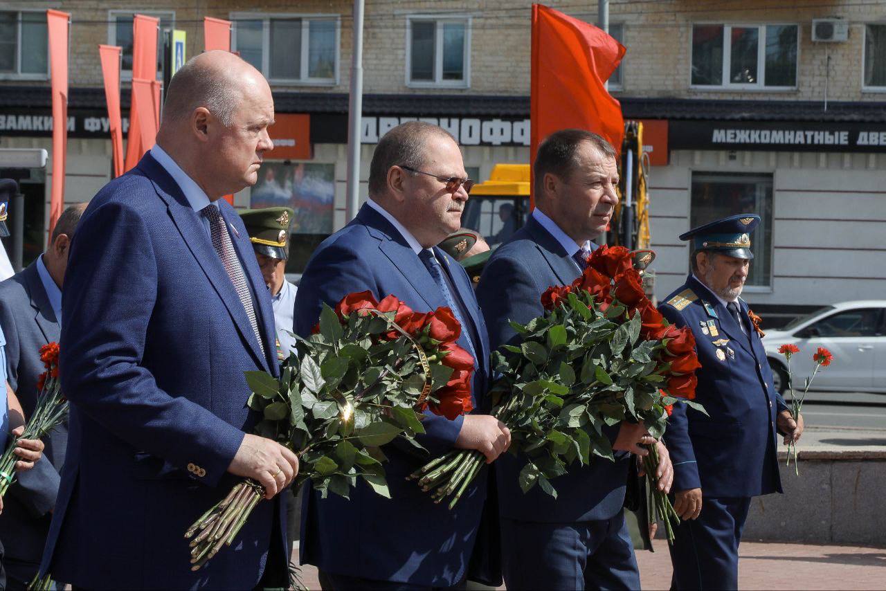 Олег Мельниченко возложил цветы к Памятнику Победы в Пензе