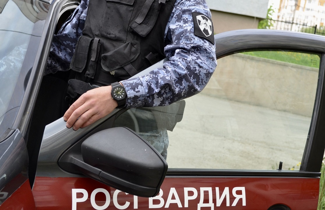 В Пензе мужчина испортил автобус палкой и попал в руки Росгвардии