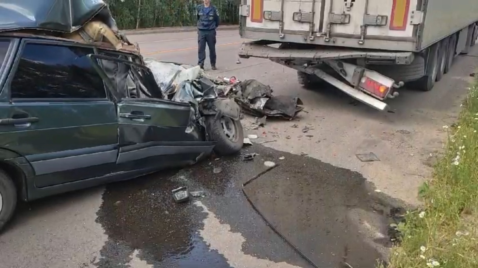 В Белинском районе легковушка влетела под фуру, водитель погиб