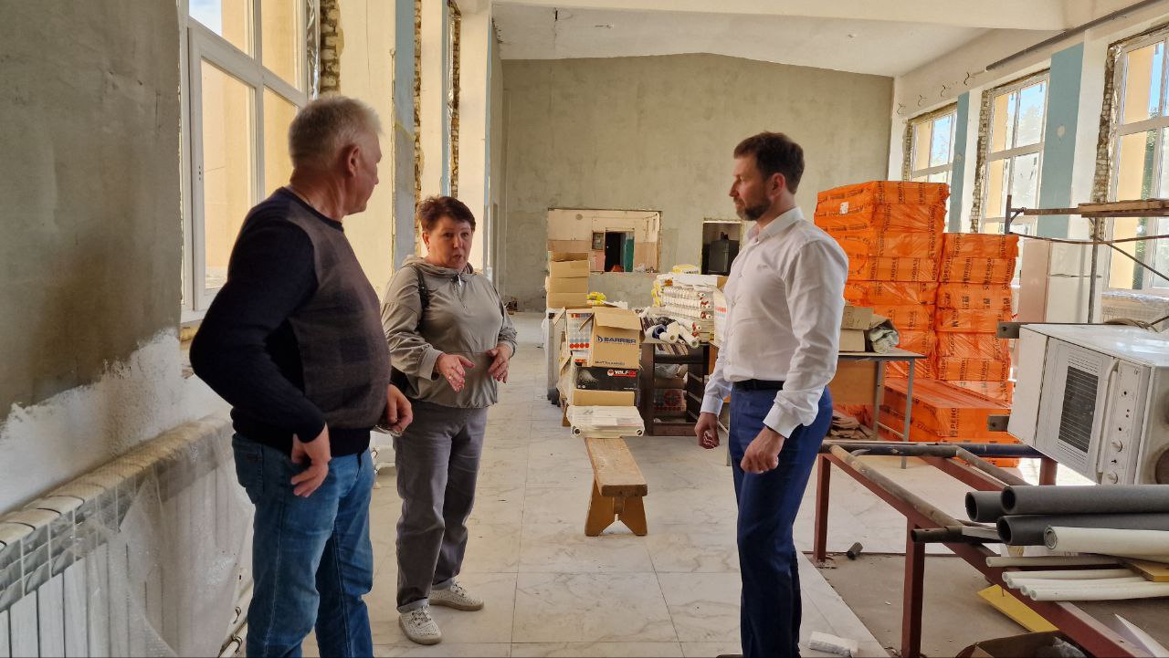Эдуард Копылов проинспектировал ремонт соцобъектов в Башмаковском районе