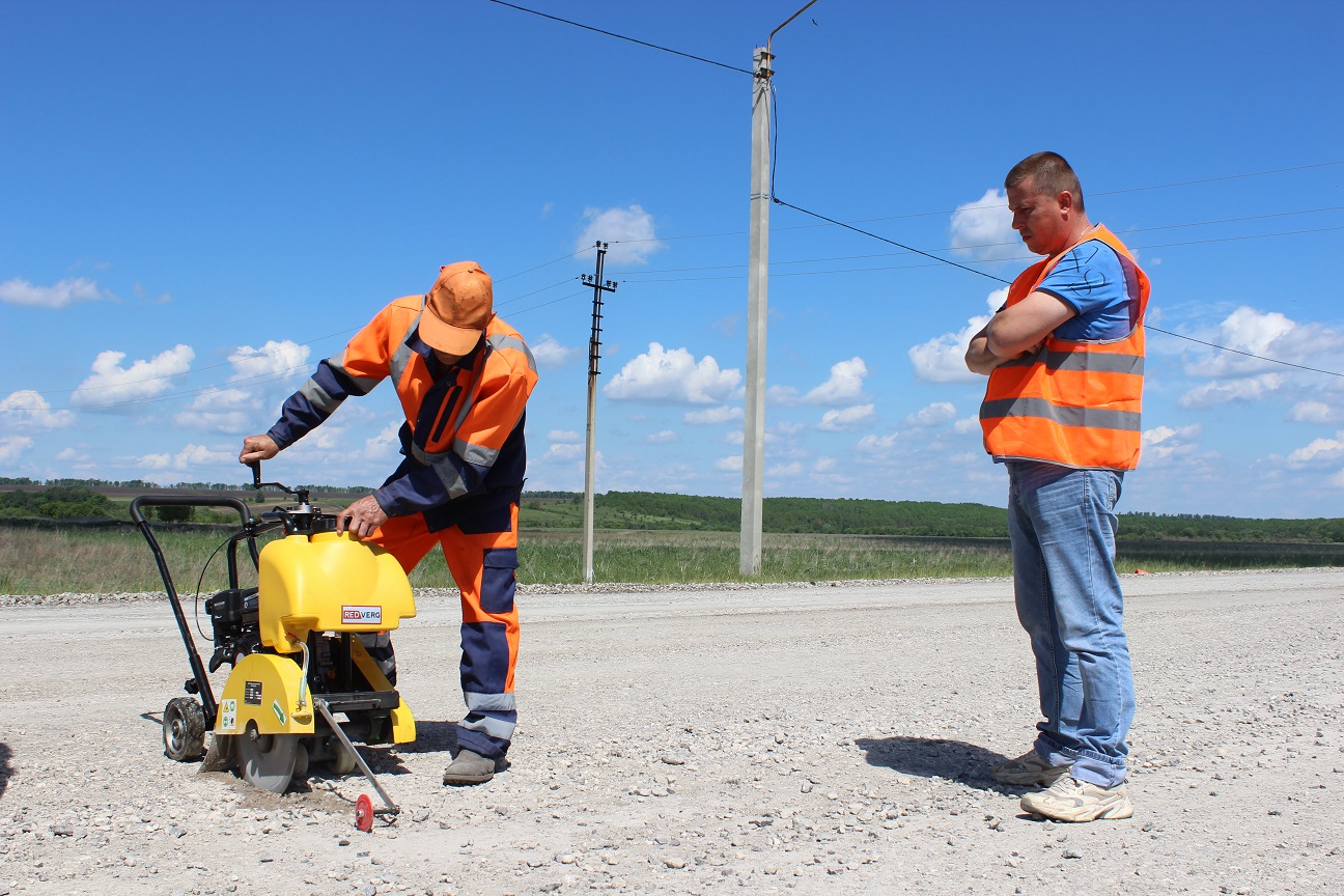 В Шемышейском районе дорогу к селу ремонтируют на сэкономленные деньги