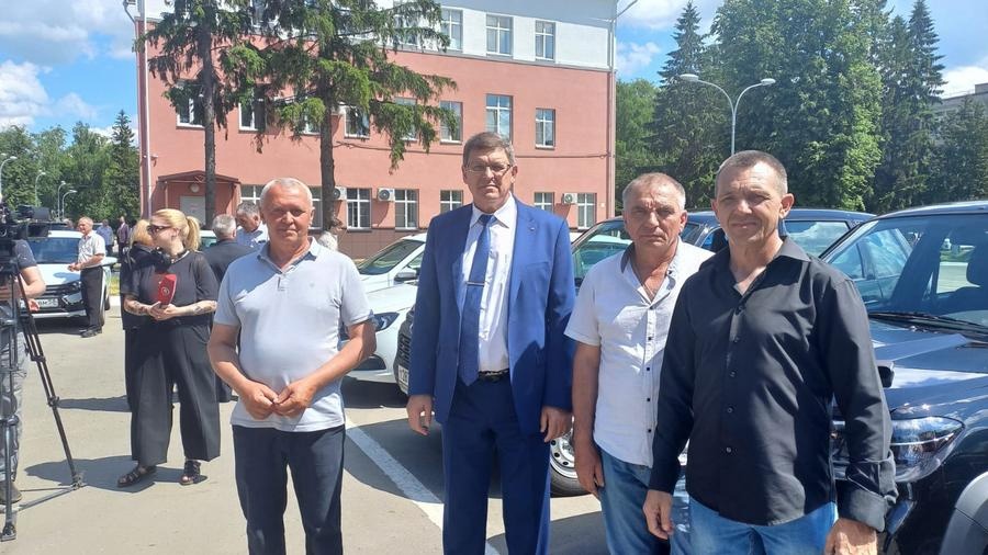 Кузнецкая межрайонная больница получили четыре новые санитарные машины