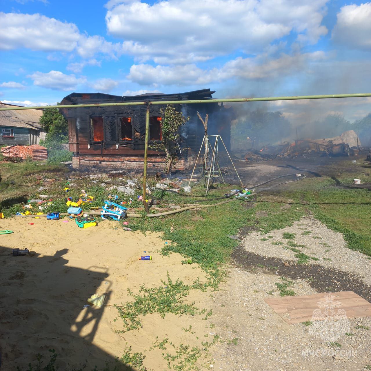 В Бессоновском районе соседи спасли из огня шестерых детей