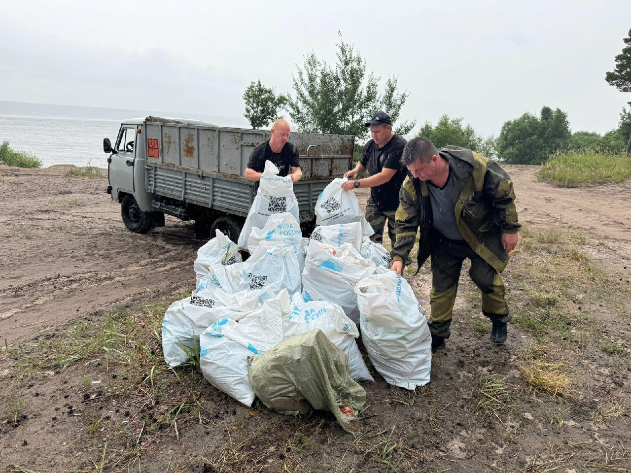 С берега Сурского водохранилища вывезли 10 кубометров мусора