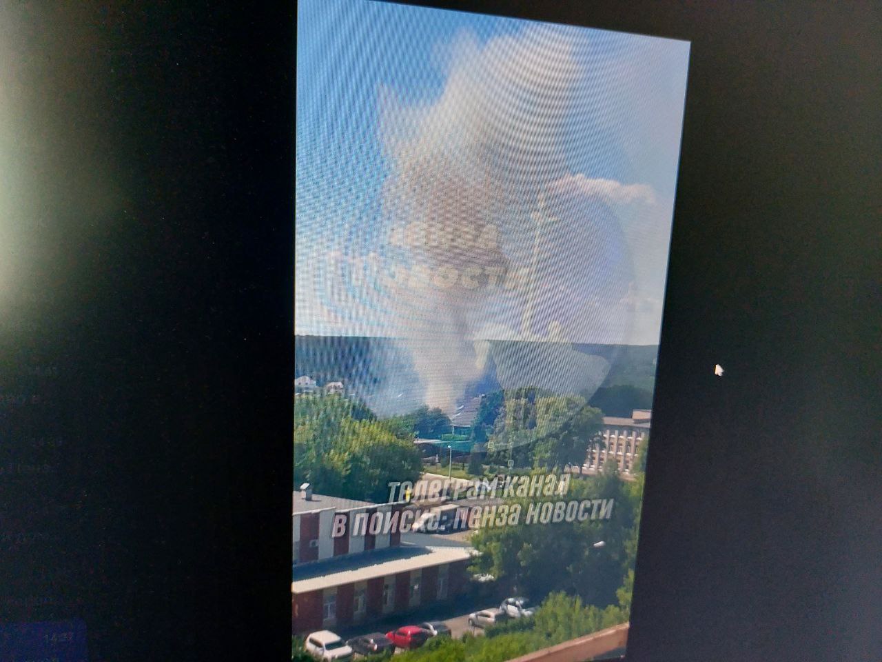 В Пензе пожарные тушат горящий дом на Западной Поляне