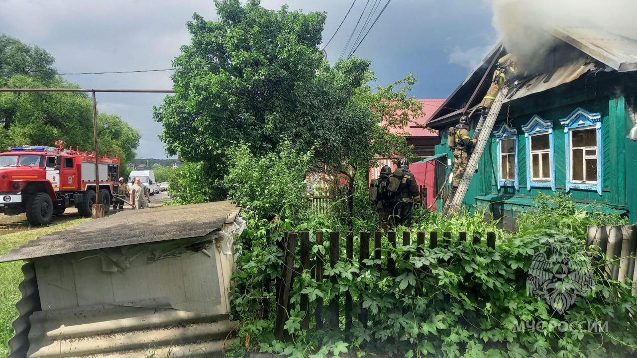 В Кузнецком районе от удара молнии загорелся дом