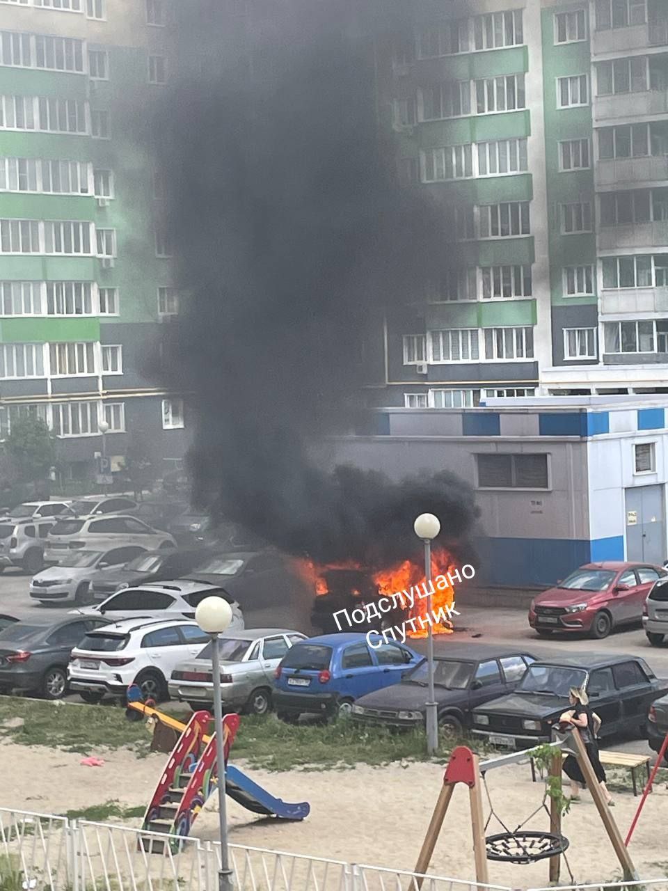 В Засечном сгорел автомобиль, пострадал человек