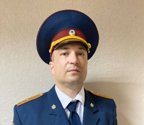 В Пензе сотрудник УФСИН спас девушку, стоящую на краю окна