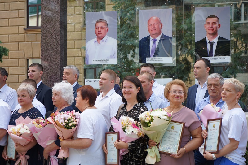Олег Мельниченко назвал 20 лучших трудовых коллективов, которые занесли на Галерею Почета