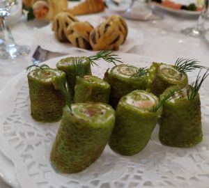 Баклажанные рулетики с летним соусом