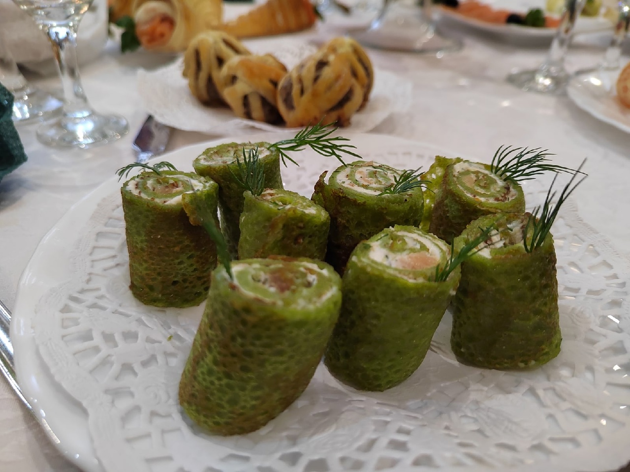 Баклажанные рулетики с летним соусом