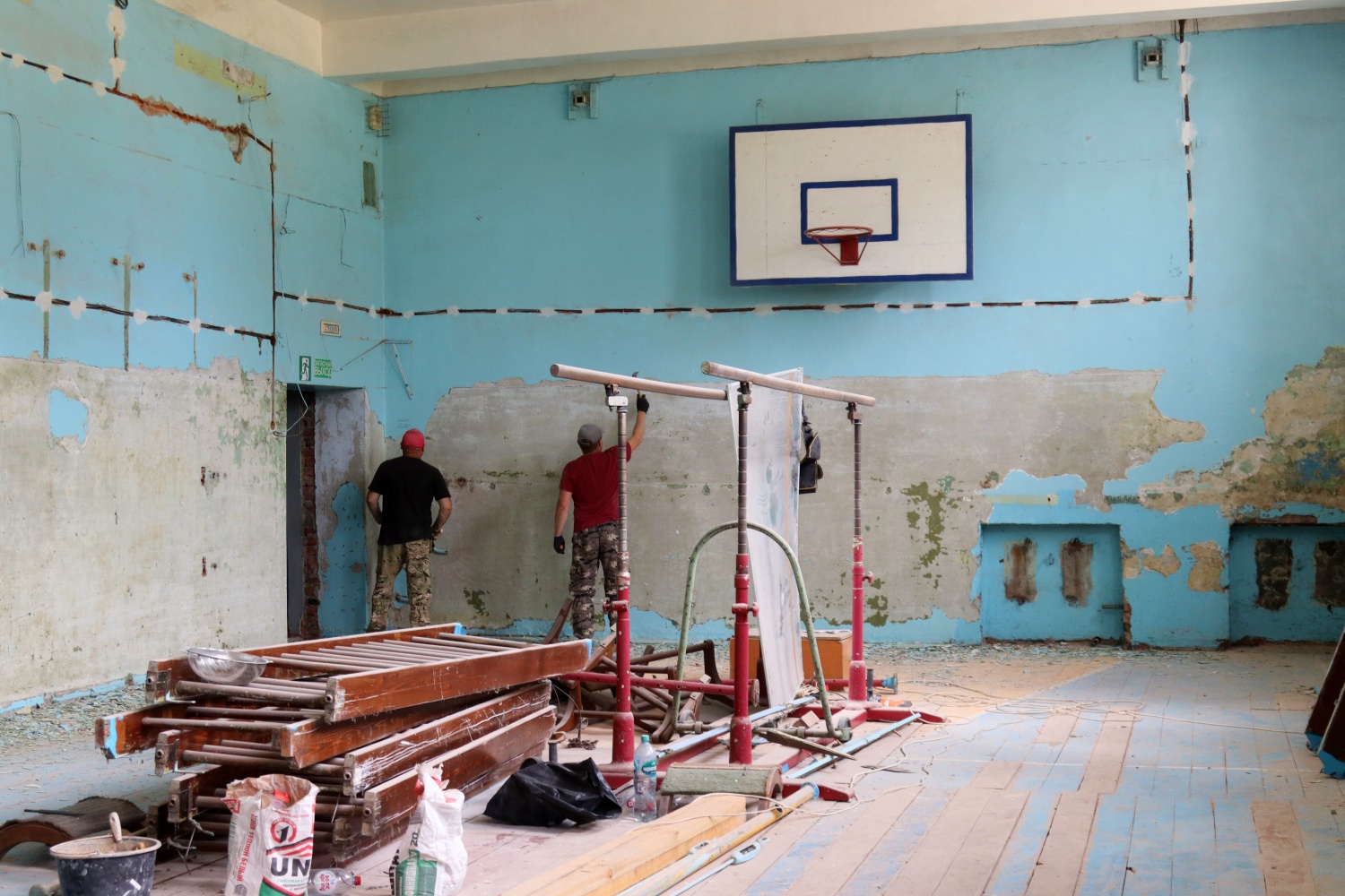 В Кузнецке начали ремонтировать спортзал гимназии №9