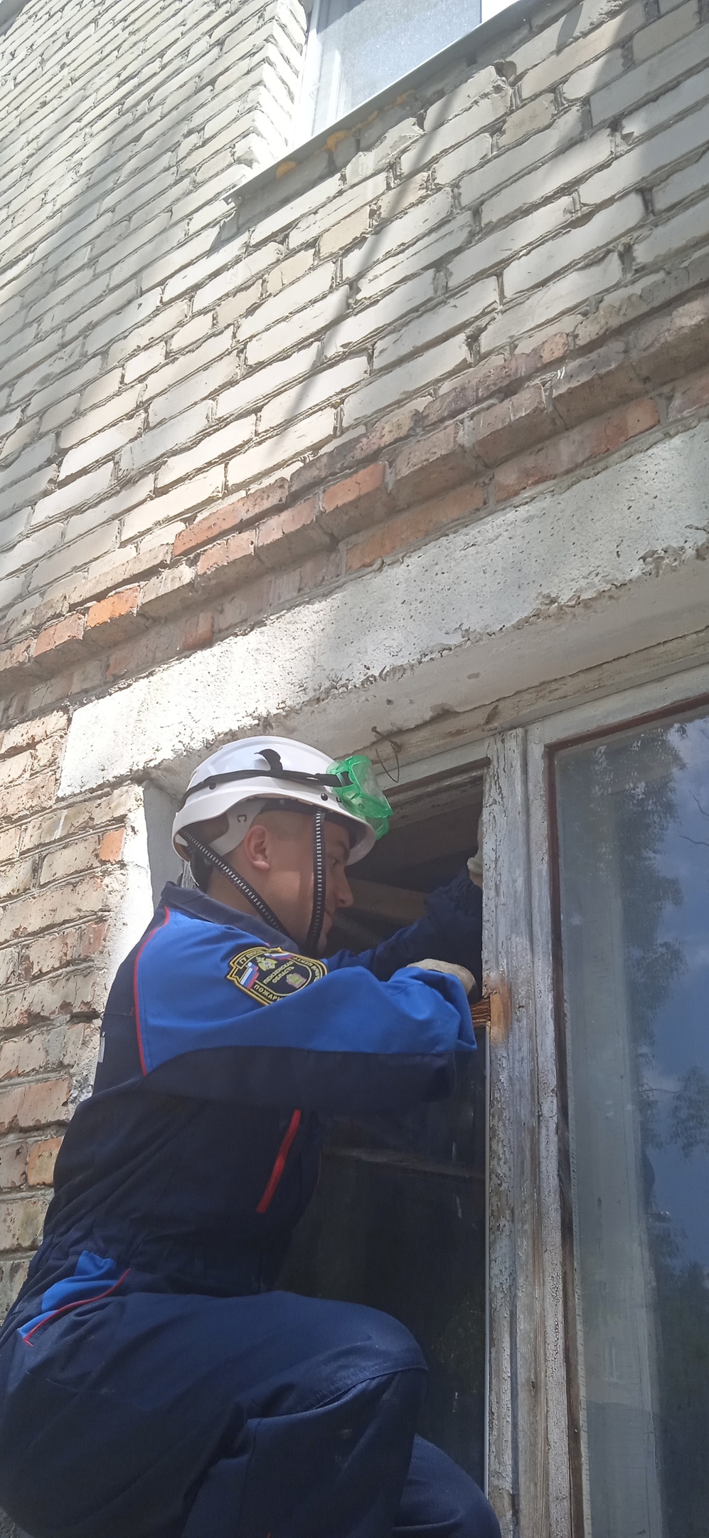 В Пензе мужчина оказался заперт в квартире, из которой шел запах газа