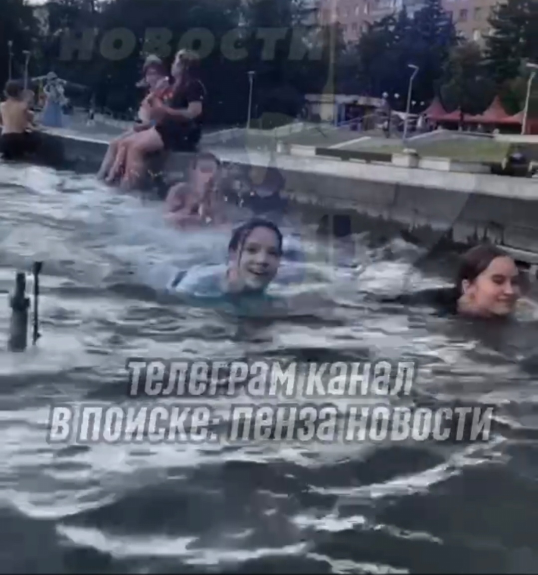 Пензенцы открыли сезон купания в фонтане