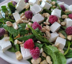 Салат с креветками, сыром бри и виноградом