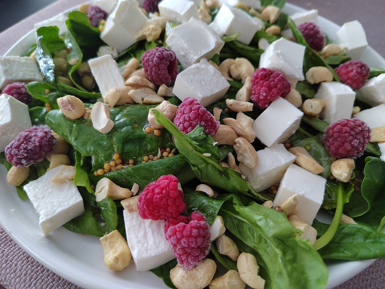 Салат с креветками, сыром бри и виноградом