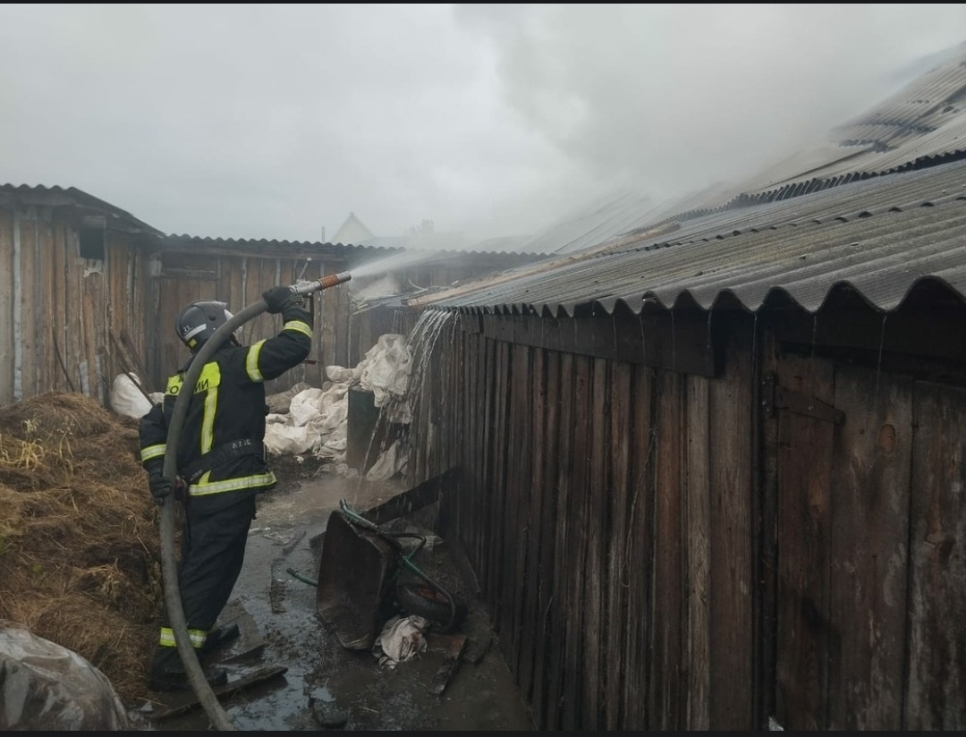 В Городищенском районе ранним утром пожар уничтожил гараж