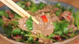 Салат с отварной говядиной и азиатской заправкой