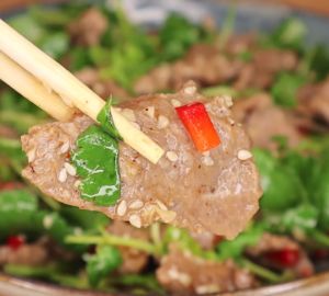 Салат с отварной говядиной и азиатской заправкой