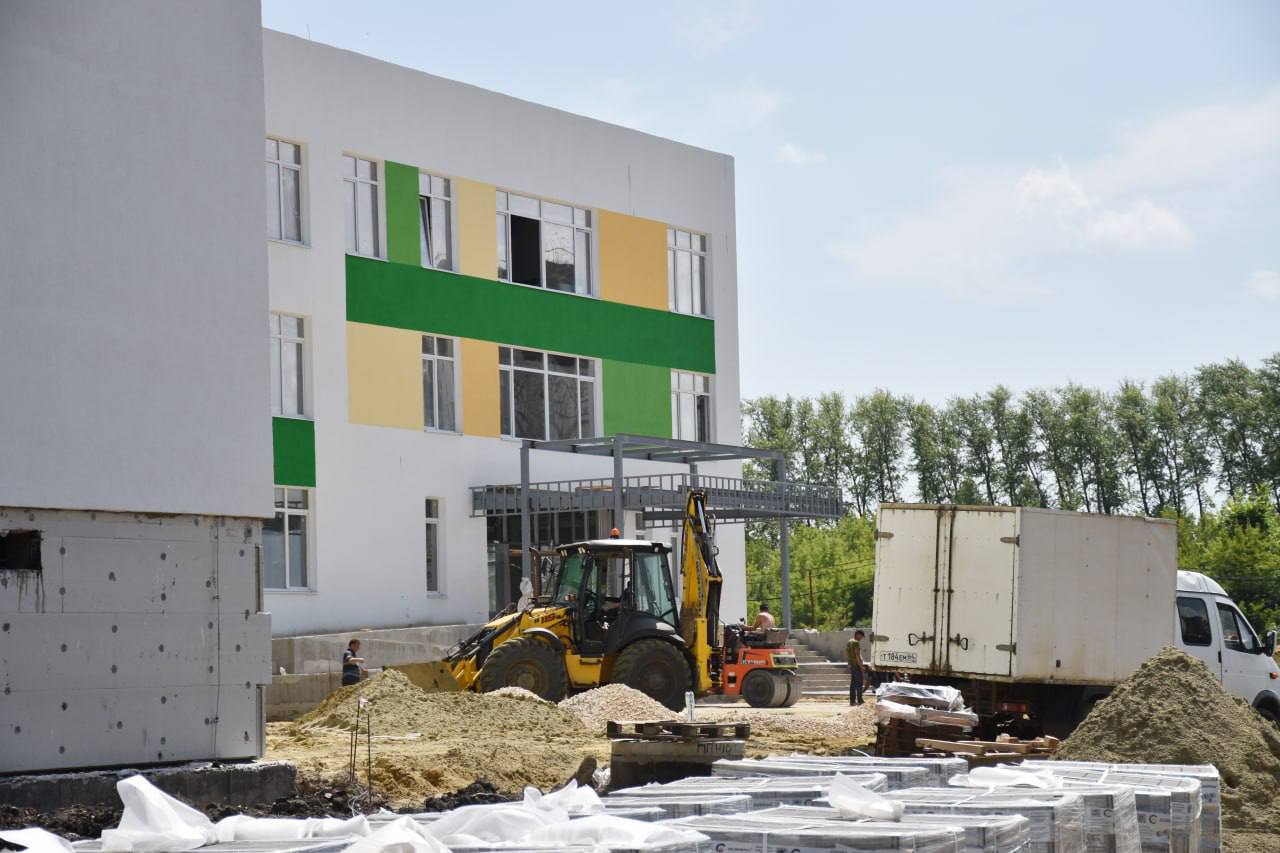 Строители новой школы в Заре не отстают от графика