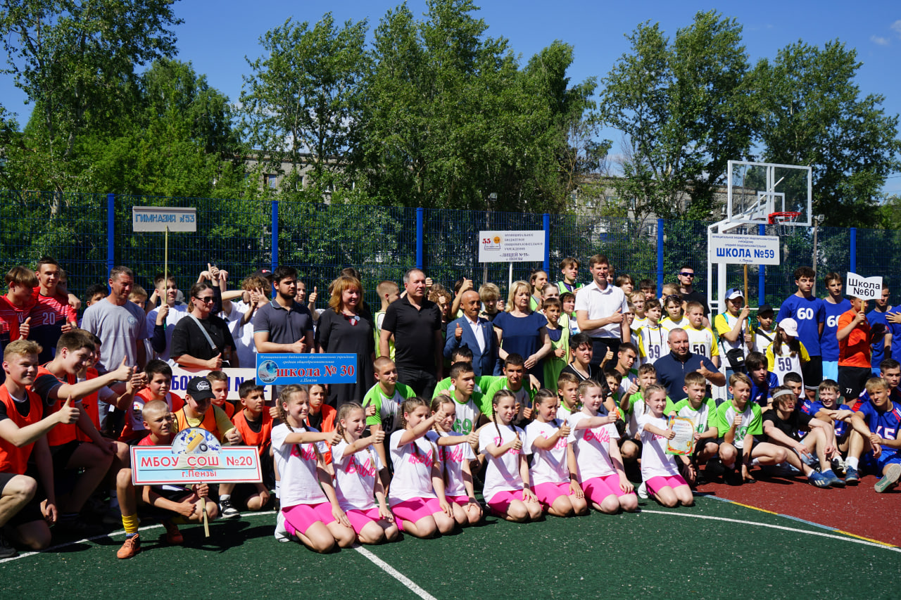 Борис Панин передал спортивный инвентарь школьникам Первомайского района