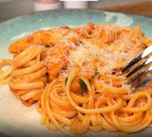 Нежная паста с курицей, шпинатом и томатами черри