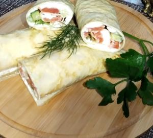 Нежный яичный ролл с красной рыбкой