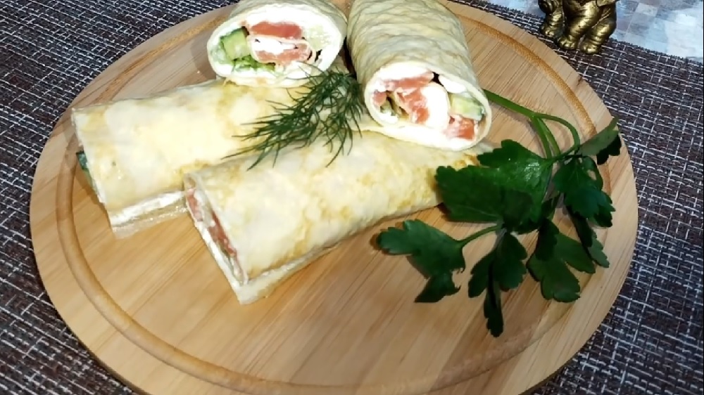 Нежный яичный ролл с красной рыбкой