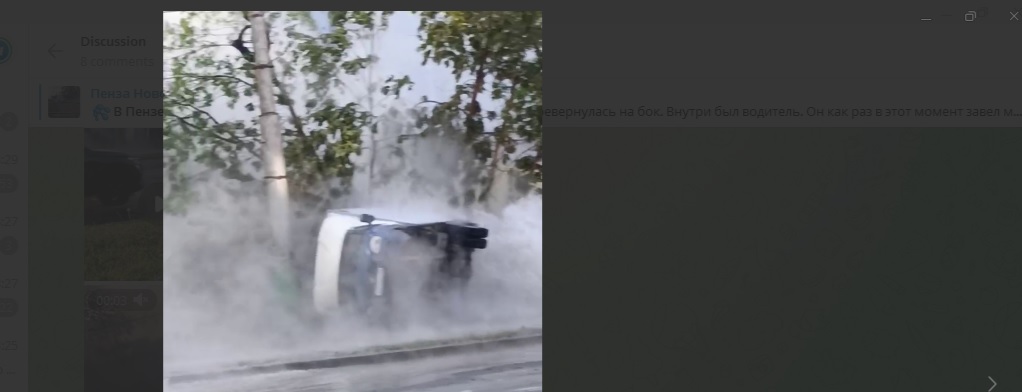 В Пензе из-за подземного гейзера перевернулась ГАЗель с водителем