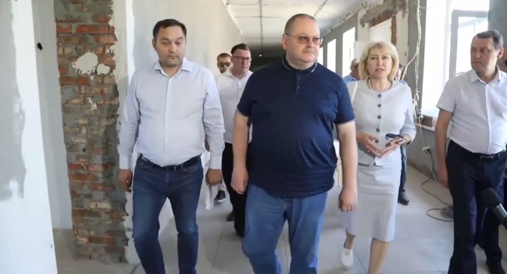 Олег Мельниченко осмотрел капремонт в трех школах Башмаковского района