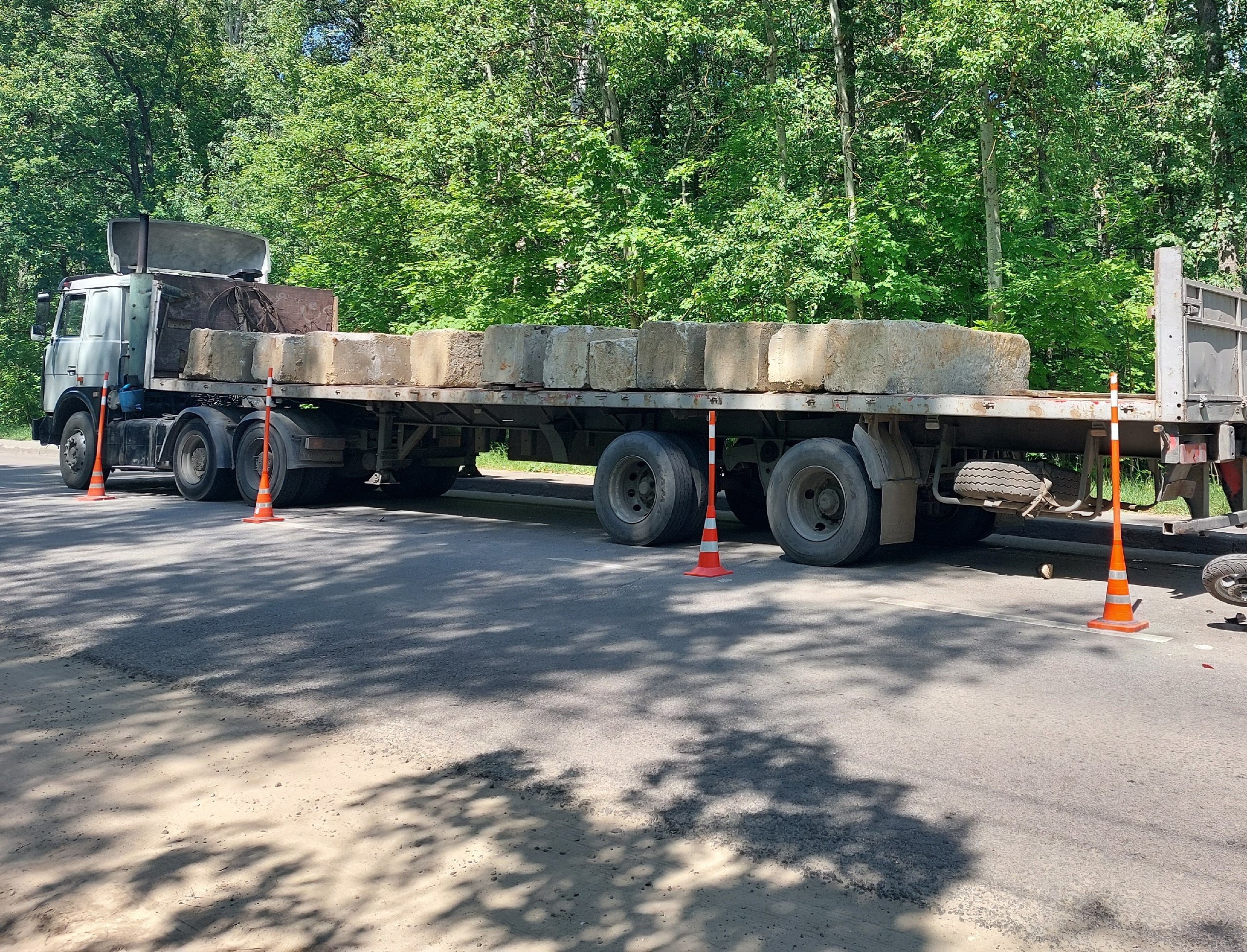 В Пензе под колесами большегруза погиб водитель скутера