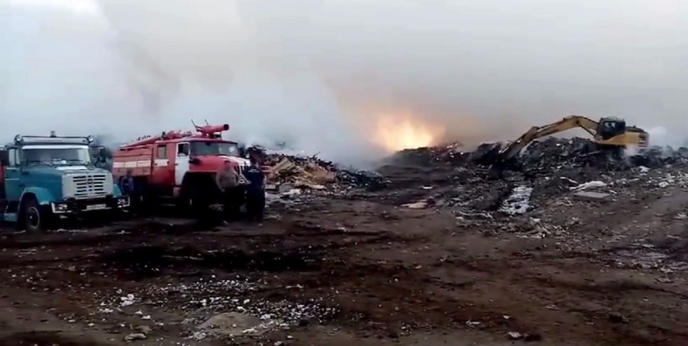 В Нижнем Ломове 16 человек тушили гигантский пожар на полигоне ТБО