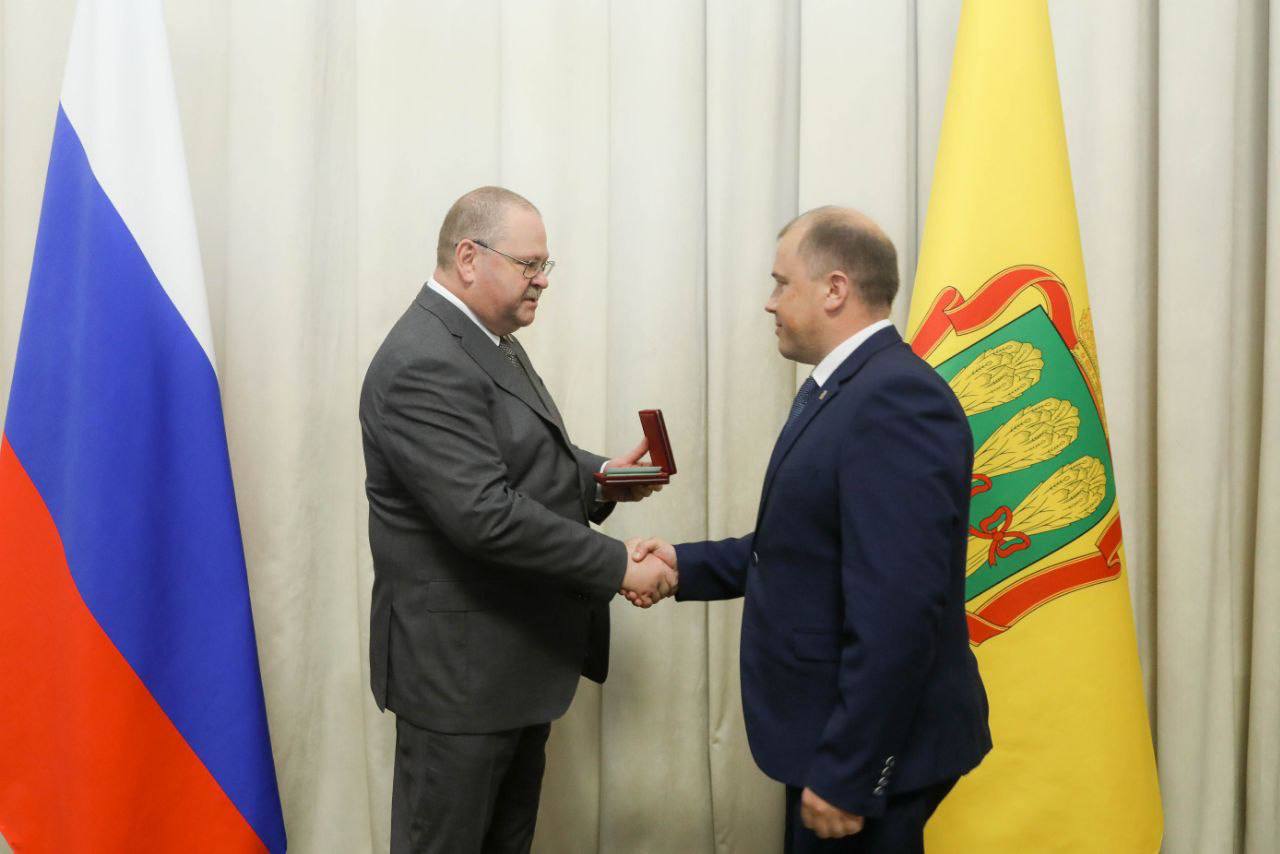 Олег Мельниченко наградил около 60 пензенцев в честь Дня России