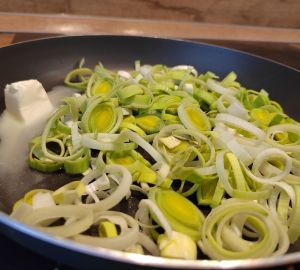 Куриное филе с кабачком в нежном сливочном соусе