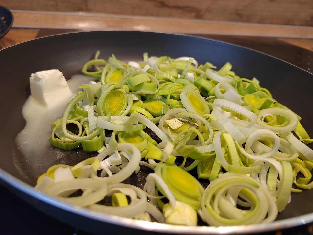 Куриное филе с кабачком в нежном сливочном соусе