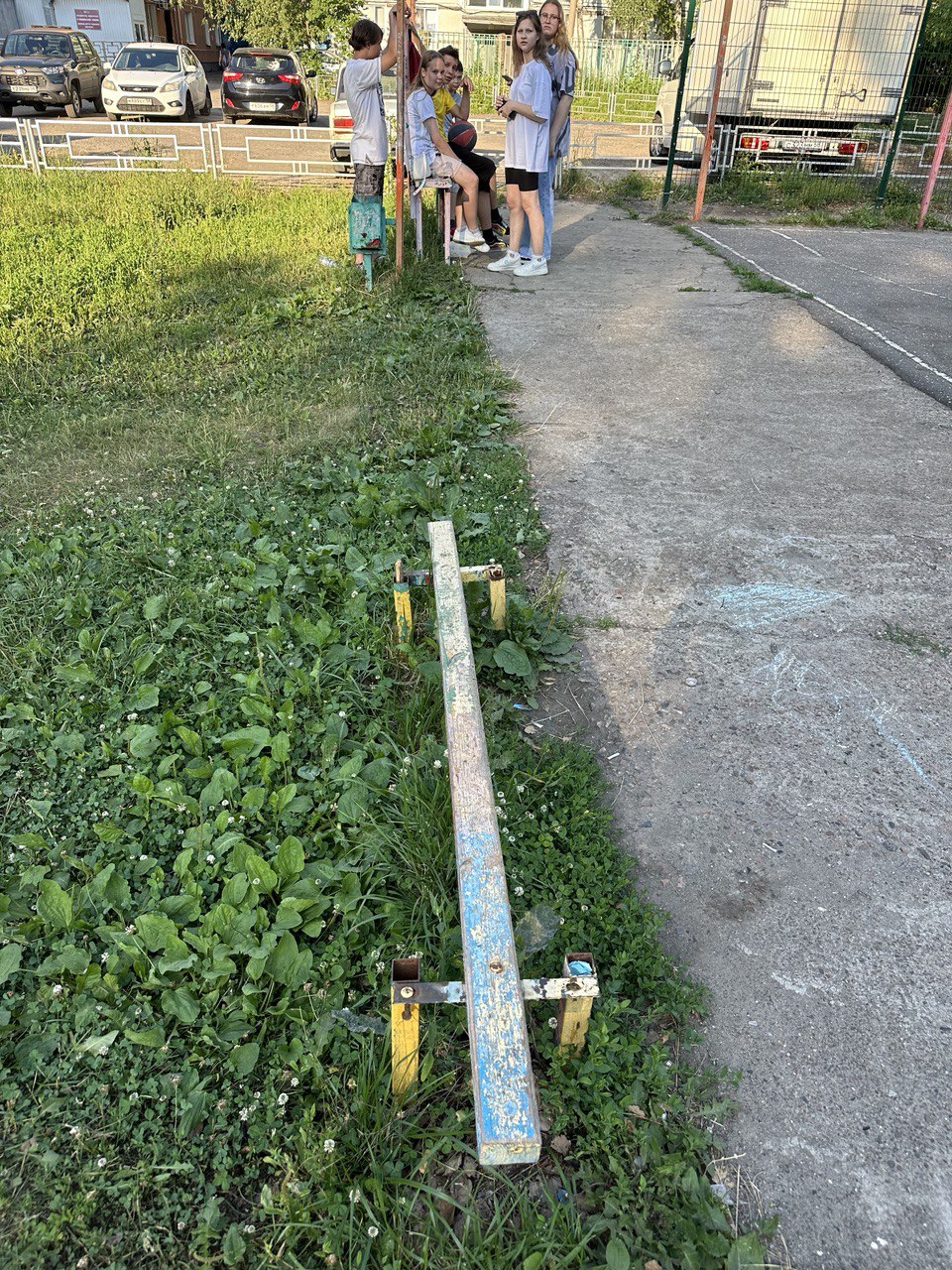 Жители Экспериментальной,8 требуют от администрации восстановить лавочку